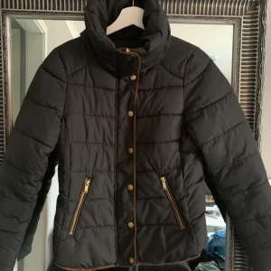 Jacka - Köparen står för frakt , fint skick som ny!!