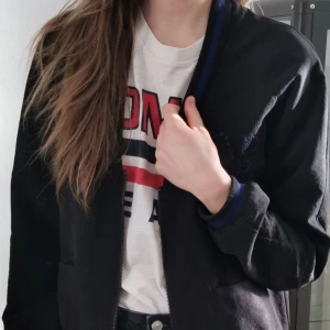 Bomberjacka - Svart och blå bomberjacka från Gina. Så cool!