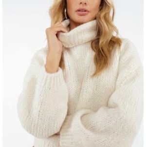 Stickad vit tröja med polo - Köparen står för frakt 