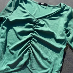 grön crop top - fin grön topp med detalj fram