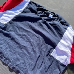 croptop  - crop top i rött vitt och blått