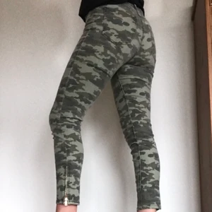 Militär gröna kamouflage byxor  - 💚Sjukt snygga kamouflage💚 Storlek 38 📍Finns i Halmstad (kan skickas) Är 166 cm så byxorna känns lite korta för mig. 