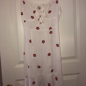 Sommarklänning ASOS STRL 40 - Använd en gång för 2 år sedan på Midsommar, nu söker den ett nytt hem! Som i nyskick. Normal i storleken! 