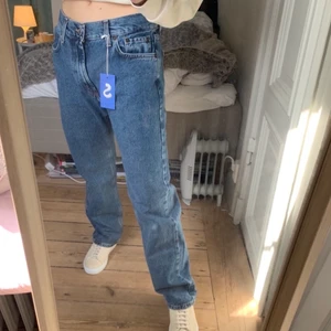Lågmidjade baggy jeans  - Säljer mina SKITSNYGGA mörka, lågmidjade, baggy jeans från McGordon. Säljer de för att de tyvärr är för stora på mig. Köpte de på sellpy men hann aldrig skicka tillbaks de! Passar mig bra i längden som är 162 men tyvärr lite stora i midjan. Ifall många är intresserade så blir det budgivning!💕💕