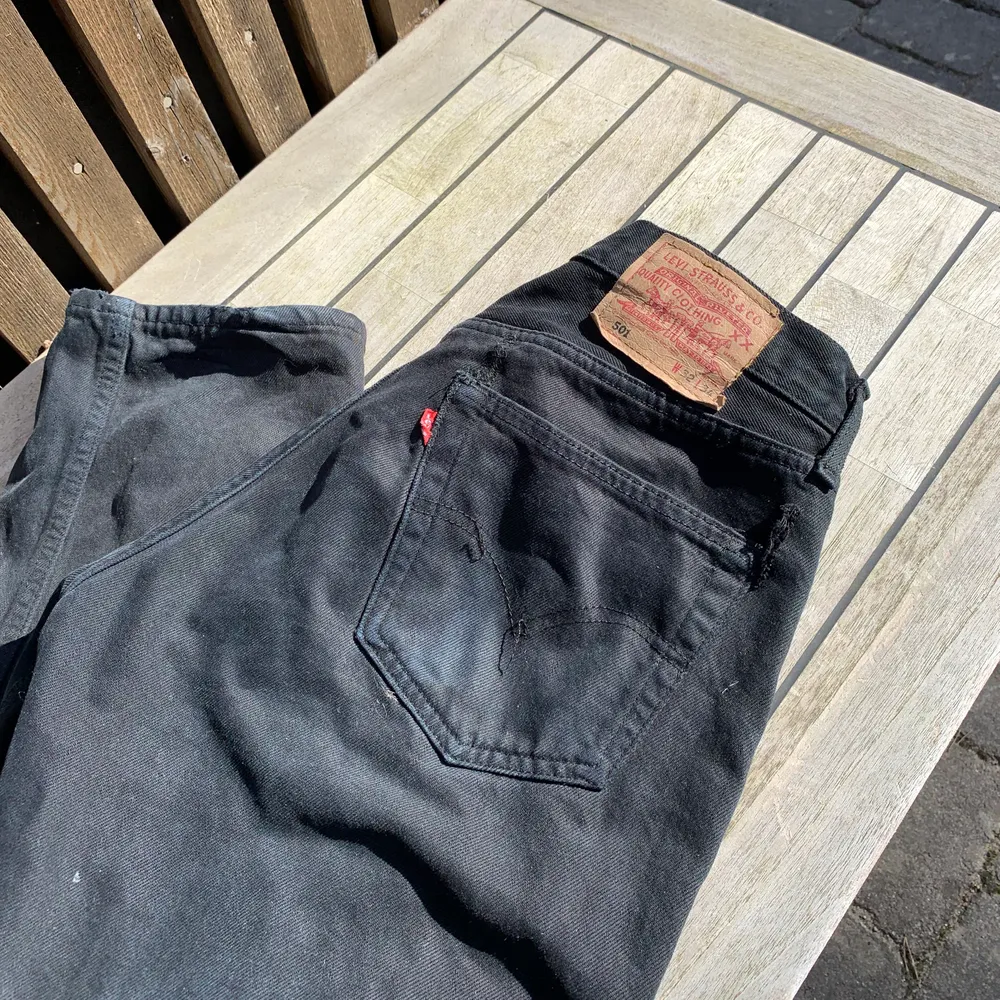 Vintage Levis 501 jeans med hål🌟 Eftersom det är vintage Levis är midjestorleken lite off men jag skulle säga att den sitter som en 38 i midjan(Skriv privat för mått) Men längden är som vanligt om inte längre🥰. Jeans & Byxor.