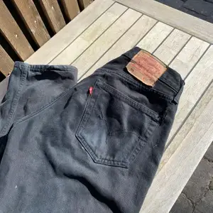 Vintage Levis 501 jeans med hål🌟 Eftersom det är vintage Levis är midjestorleken lite off men jag skulle säga att den sitter som en 38 i midjan(Skriv privat för mått) Men längden är som vanligt om inte längre🥰