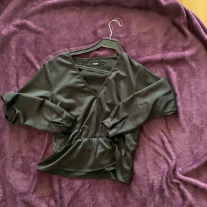 Bikbok satin tröja  - Nyskick, använd en gång. En sarong tröja som sitter fint i midjan.