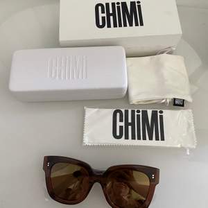 Ett par Chimi Eyewear solglasögon i modellen #008 och i färgen COCO med spegelglas. Använda 1-2 gånger(korta stunder), alltså helt nyskick. Alla tillbehör medföljer. 