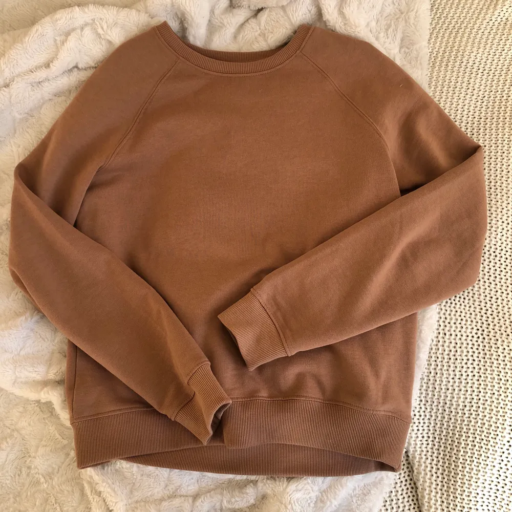 Säljer denna fina bruna sweatshirt i fint skick!🤎🤎 Den är mjuk och sitter snyggt 🧸 Tveka inte att kontakta om du vill ha fler bilder eller har frågor ☺️ Buda här i annonsen så blir det enklast 🌈. Tröjor & Koftor.