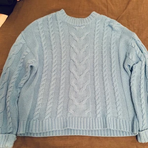 Stickad tröja  - Mörkblå tröja,ser ljus ut på bilden och sitter oversized