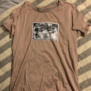 Limitato t-shirt  - Ännu en limitato t-Shirt i storlek M✨✨Fint skick, skriv på meddelande vid intresse och fler frågor❣️😊