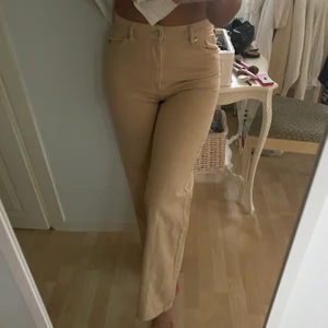 Beige jeans - Vida vid skon, säljer pga lite för korta för mig då jag gärna vill att de ska gå över skon🥰 är 1.70! Passar mig annars perfekt kring midja lår och rumpa och är oftast en S,  strl W28