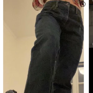 Skitsnygga trendiga lågmidjade gul-och blå jeans💕 - Dessa jättesnygga vintage gul och blå jeans sitter som en smäck o är jätteinne just nu💕 lägger upp igen p.g.a oseriösa köpare, förlåt för dåliga bilder den fick nt plats haha kom priv för bättre. Buda gärna 