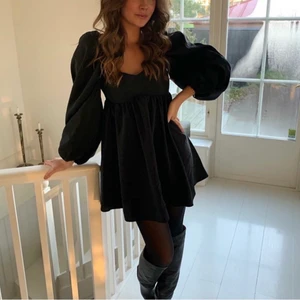 Gina tricot klänning  - Säljer nu denna fina klänning från Gina tricot i storlek 36✨Den köptes i vintras och är endast använd 1 gång så därav mycket bra skick💕Vid flera intresserade blir det budgivning✨✨OBS:Köparen står för frakt