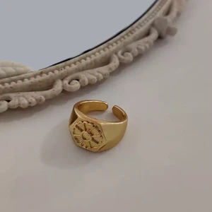 Blommig ring - Guldig ring med en blomma på! Gjord i rostfritt stål. Den är justerbar och passar därför alla! Har begränsat antal så först till kvarn! Pris: 139 & FRAKT INGÅR💖💜💛