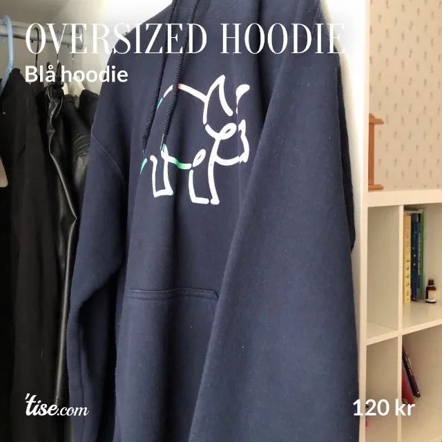 En mörkblå oversized hoodie.Storlek S men passar även M.🦋. Tröjor & Koftor.