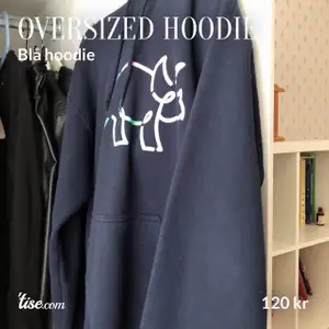 En mörkblå oversized hoodie.Storlek S men passar även M.🦋