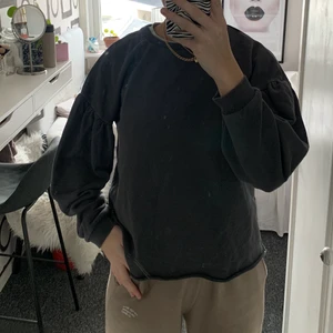 Sweatshirt med puff arm  - Knappt använd tröja, stentvättad grå, puffärm och bredare nedtill 