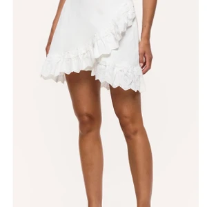 Loavies kjol, vit - XS, vit. Använd 2 ggr. Supersöt, ganska liten i midjan dock. Har inga bilder med den på. 