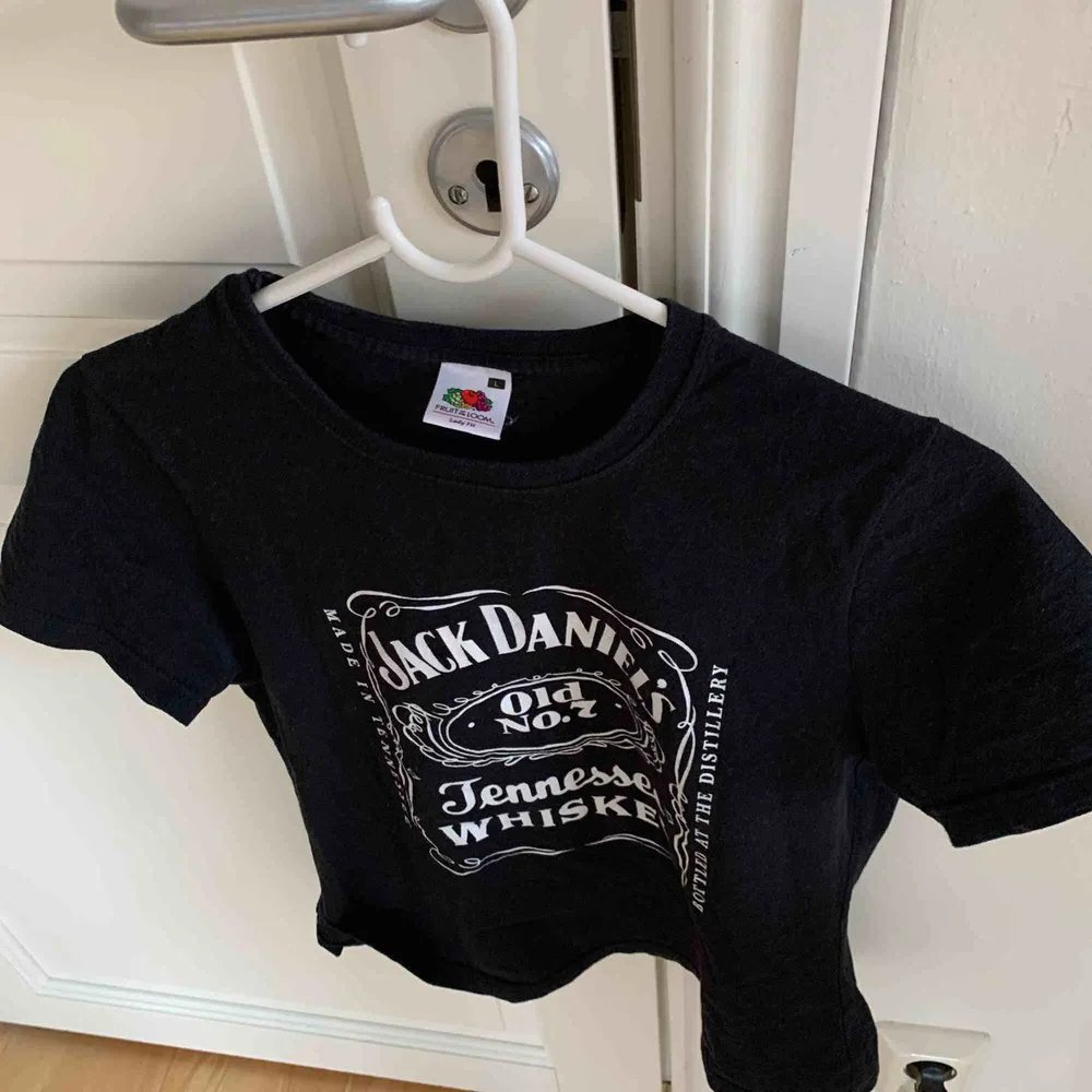 Cool Jack Daniels t-shirt. Är i strl L men passar mer som en M eller S (jag bär vanligtvis M). Frakt på 50kr förekommer💕💫 . T-shirts.