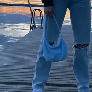 Blå väska från Gina Tricot ”Julie bag” - Superfin liten väska från ginatricot i en superfin färg som inte kommit till användning. Användt fåtal gånger och är i nyskick. Kan skicka fler egna bilder om ni vill :) pris går att diskutera vid smidig affär! Köptes för 249 säljer för 150kr + frakt<3