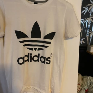 Adidas t-shirt  - En fin vit adidas t-shirt sparsamt använd. Finns i Bollnäs annars står köparen för frakten 💞