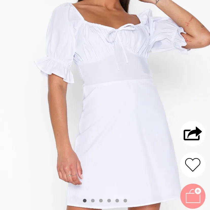 Superfin vit klänning som passar perfekt till studenten. Köpte för ca 1 år sedan men aldrig använd då den är lite tajt på mig💞 nypris: 500kr, buda privat 🤍. Klänningar.