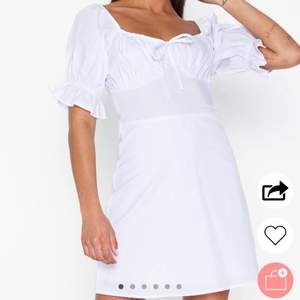 Superfin vit klänning som passar perfekt till studenten. Köpte för ca 1 år sedan men aldrig använd då den är lite tajt på mig💞 nypris: 500kr, buda privat 🤍