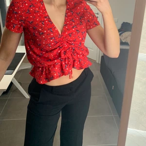 Söt sommar/vår-blus - Nyskick och endast använd ett par gånger. Sann i storleken och går att justera med snörningen i fram.  