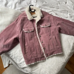 Vårjacka - Enormt mysig vår/höst-jacka med päls inuti. Gjord av rosa Manchester-material. Knappt använd, jättefint skick. 200kr