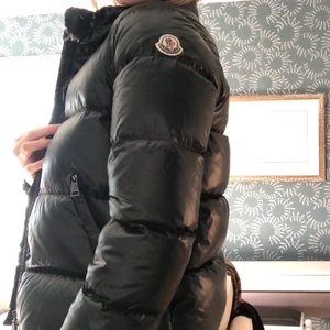 Moncler jacka - Säljer min moncler jacka modell brethil giubbotto storlek S passar XS köpt på nathalie shutterman. Har självklart äkthetsbevis + butikens tagg. Sjukt snygg mörkgrön färg och super bra skick. Gör ont i hjärtat att sälja denna men använder den helt enkelt inte längre.