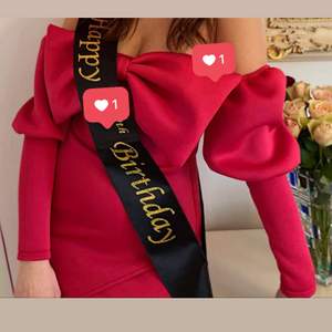 Säljer denna fina kläningen som går o använda för speciella skäl då den är jätte fin och bekväm❤️ Kontakta mig för mer info, buda i komentarerna ❤️