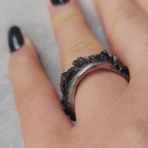 Stålring - Ring i rostfritt stål gjord utav en mutter. Med krossad obsidian på. Flera timmars arbete och slit. 