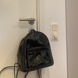 Ryggsäck  - Säljer denna coola svarta ryggsäcken, som aldrig ha kommit till användning tyvärr.