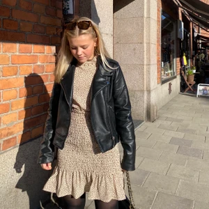 Skinnjacka - säljer denna fina skinnjacka. Den är använd men i fint skick och inga slitage. Stl M från zara 💕 300kr inklusive frakt 