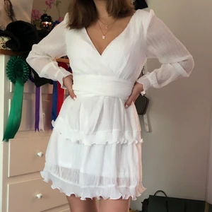 Studentklänning  - En studentklänning som jag hade på festen på kvällen, tog studenten 2019. Har inte haft någon användning av den sen dess. Den är vit med lite svagt glitter och en rosett som man knyter backtill för att få bra passform runt midjan. Kan skicka fler bilder. Tar emot Swish. Kan mötas i Uppsala eller skickas. Köpare står för frakt💕