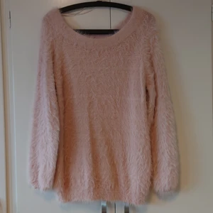 Gina Tricot fluffig tröja, strl S - Gina Tricot, fluffig rosa tröja i strl S. Sparsamt använd. Köparen står för frakt. (Kan skickas som brev då blir frakten billigare, men då är det ej spårbart)