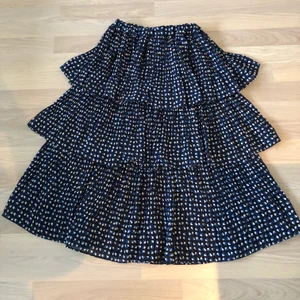Somrig kjol - Somrig kjol från okänt märke. Så fin modell och väldigt smickrande🌻 uppskattad storlek 38-40