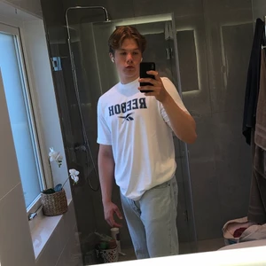 Vintage Reebok T-shirt - !Oanvänd!  Vintage Reebok T-shirt med oversized passform och mjukt T-shirttyg. Stilig och bekvämlig.  Huvudmaterial: 100 % bomull