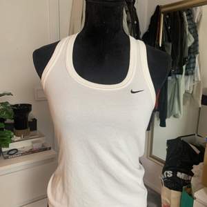 Snyggt Nike linne. Säljer då den inte Kommer till användning, linnet är i fint skick. 🤍