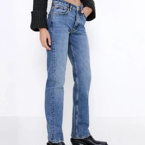 Zara mid rise straight jeans  - Säljer slutsålda zara jeans i strl 36 som jag inte kan ha på mig längre då dem är för små. Dem är i princip som nya då jag använt dem ett fåtal gånger. (Jag är 172cm och är en väldigt bra längd på mig). Om ni vill ha dem skickade får ni betala 66kr extra!