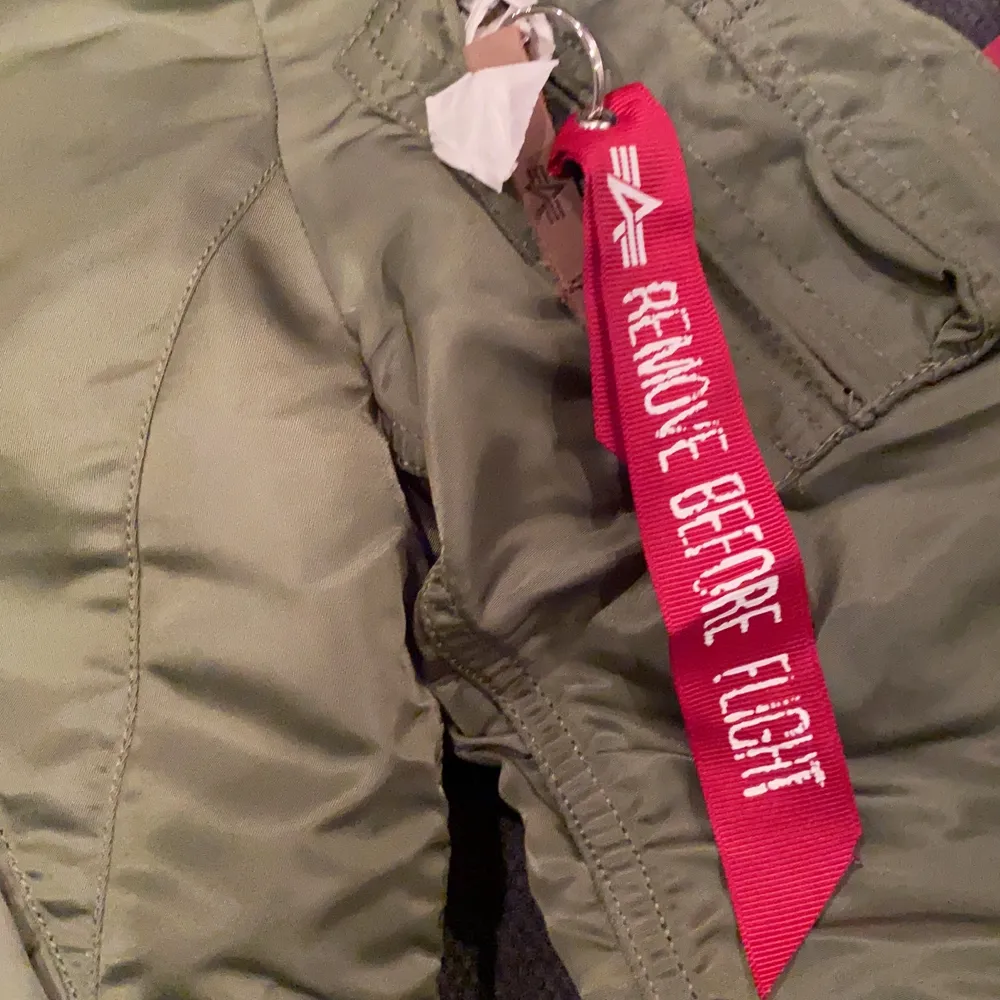 En helt ny alpha industries jacka med lappen kvar som var för liten för mig. Skit snygg med orange innuti, vill helst ha den såld för så nära orginalpriset som möjligt eftersom jag vill köpa en annan i min storlek.. Jackor.