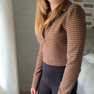 Mönstrad tröj från Zara! - Säljer denna skitsnygga mönstrade tröjan från Zara då den är lite liten på mig, den är i strlk S och den passar även en S🌟 Den har lite längre och vidare armar vilket är skitsnyggt och den är svart/brun mönstrad, skitsnygg!! Den är även ALDRIG använd!