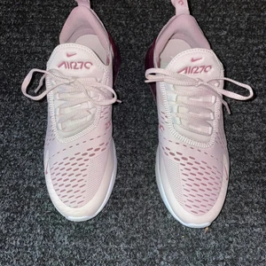 Helt nya Airmax 270! Storlek 40 - Helt nya, hela och rena, köptes för 1695 och säljes för 900 (och frakt, som köparen står för) i storlek 40 ☺️