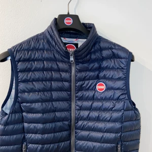 Colmar väst storlek Small - Säljer för att den e för liten för mig. (Jag e 186 lång). Skulle säga att den passar folk mellan 178-184 cm lång. Köpare står för frakt. Cond 10/10, som ny. Tag medföljer.