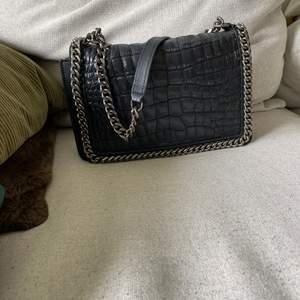 Supersnygg handväska från Zara, rymlig med två fack. Sparsamt använd. 🤩
