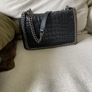 Supersnygg handväska  - Supersnygg handväska från Zara, rymlig med två fack. Sparsamt använd. 🤩