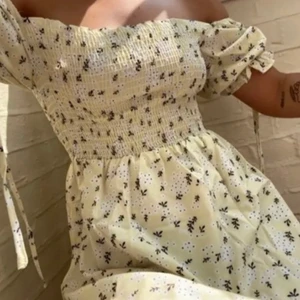 Sommarklänning - Superfin, skön, gul sommarklänning! Ärmarna kan bäras både på axlarna eller off-shoulder. Säljs om från plick då den inte passade mig. *INTE MINA BILDER*