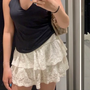 Kjol - Vit kjol med spets från Lindex🧚🏻‍♀️ Lånad bild!