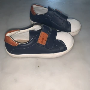 Kavat storlek 25 - Supersöta Kavat i storlek 25. Endast använda ett fåtal gånger och är därför i väldigt fint begagnat skick. 